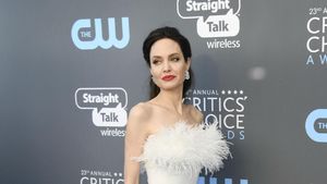 Foto: Bak Malaikat, Angelina Jolie Cantik Berbalut Gaun Putih