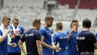Mereka terpantau hanya melakukan peregangan tanpa adanya pembelajaran taktikal dalam sesi latihan tersebut.