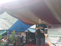Bebersih Kampung, Sandi Ingatkan Warga Peduli Sampah