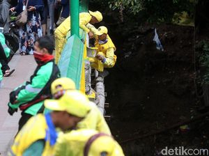 Perjuangan Petugas Bina Marga Mempercantik Jembatan