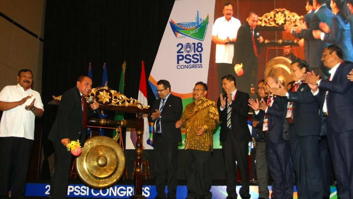 Ketum PSSI Edy Rahmayadi saat pemukulang gong di pembukaan Kongres (Muhammad Iqbal/ANTARA FOTO)