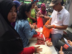 Harga Beras Naik, Omzet Pedagang Nasi Kuning Turun