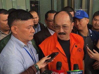 Foto: Fredrich Yunadi Kenakan Rompi Oranye Tahanan KPK
