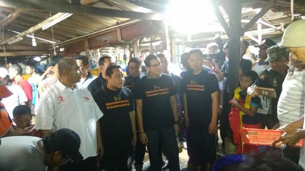 Potret Sandiaga Bersih-bersih Sampah di Kampung Pesisir Jakut