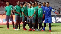 Pemain Timnas Indonesia menjajal rumput GBK.