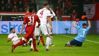 Bayern membuka keunggulannya melalui gol Javi Martinez di babak pertama. Foto: Wolfgang Rattay/Reuters