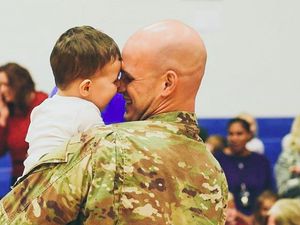 Tangis Haru Ayah Saat Bertemu 3 Anaknya Setelah Berpisah 11 Bulan Tangis Haru Ayah Saat Bertemu 3 Anaknya Setelah Berpisah 11 Bulan