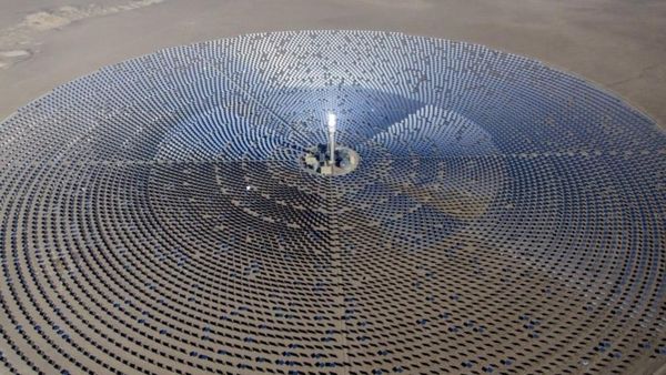 Tempat Pendaratan Alien? Bukan Ini Panel Surya Terbesar di Dunia