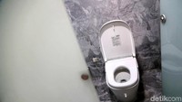 Toiletnya juga bersih.