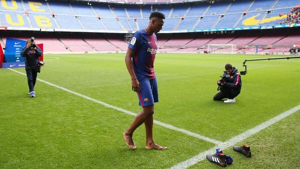 Aksi Nyeker Bek Baru Barcelona di Camp Nou