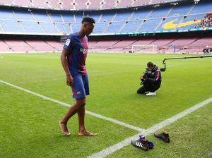 Aksi Nyeker Bek Baru Barcelona di Camp Nou