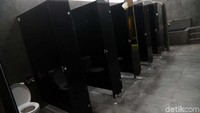 Toilet untuk para pemain terlihat bersih.
