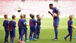 Aksi Nyeker Bek Baru Barcelona di Camp Nou
