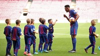 Barca memang mencari bek baru di bursa transfer ini. Penyegaran dibutuhkan mengingat usia Gerard Pique, Javier Mascherano, dan Thomas Vermaelen terus bertambah. (REUTERS/Albert Gea)