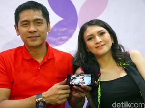 Cerianya Donita dan Adi Nugroho Punya Anak Lagi Cerianya Donita dan Adi Nugroho Punya Anak Lagi