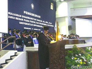 Muliaman D Hadad Dikukuhkan Sebagai Guru Besar di Undip
