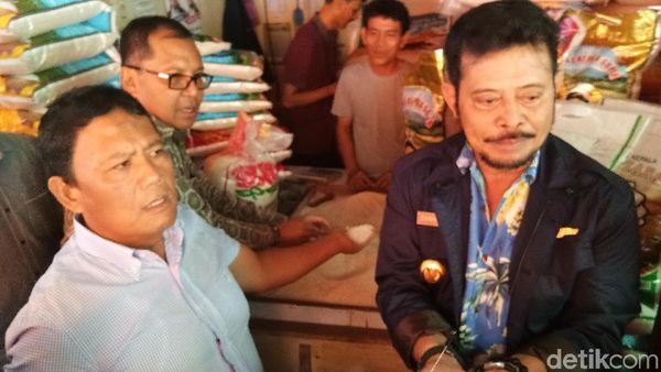 Cek Ketersediaan, Gubernur Sulsel Panjat Truk dan Tumpukan Beras