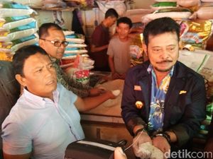 Cek Ketersediaan, Gubernur Sulsel Panjat Truk dan Tumpukan Beras