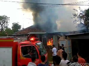 Sebuah Gudang Pengolahan Batik di Kota Pekalongan Terbakar
