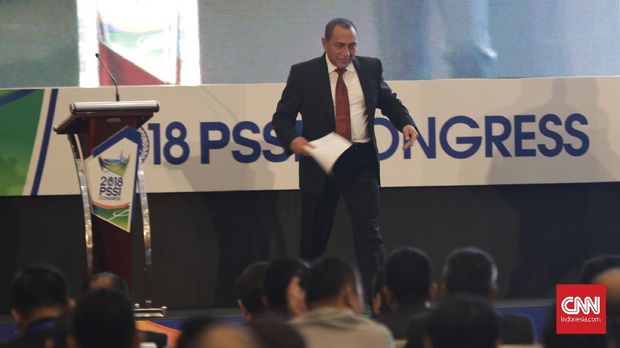 Edy Rahmayadi mengelus pipi salah satu jurnalis saat ditanya soal desakan publik sepak bola Indonesia yang memintanya mundur dari jabatan Ketua Umum PSSI.