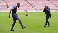 Dengan postur 195 cm, Yerri Mina memang punya fisik yang ideal untuk menjadi palang pintu. Bek berusia 23 tahun itu juga diklaim punya kemampuan komplet. (REUTERS/Albert Gea)
