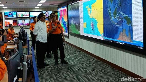 Foto: Panglima TNI Berkemeja Putih Saat Kerja di Akhir Pekan