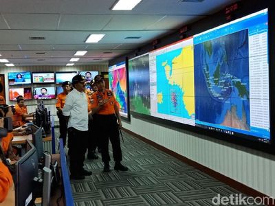 Foto: Panglima TNI Berkemeja Putih Saat Kerja di Akhir Pekan