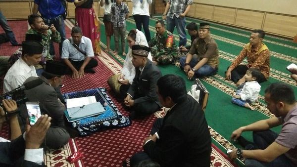 Foto Ijab Kabul Pernikahan Tahanan Kasus Narkoba di Masjid Polres