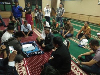 Foto Ijab Kabul Pernikahan Tahanan Kasus Narkoba di Masjid Polres
