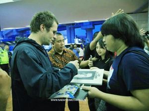 Tiba di Jakarta, Liam Gallagher Bubuhkan Tanda Tangan di Piringan Hitam