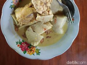 Aduh Enaknya! Lontong dengan Opor Ayam dan Tempe Khas Desa Tuyuhan Aduh Enaknya! Lontong dengan Opor Ayam dan Tempe Khas Desa Tuyuhan