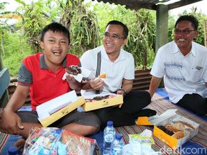 Seperti Ini Kebahagiaan Noval Makan Donat dengan Bupati Anas