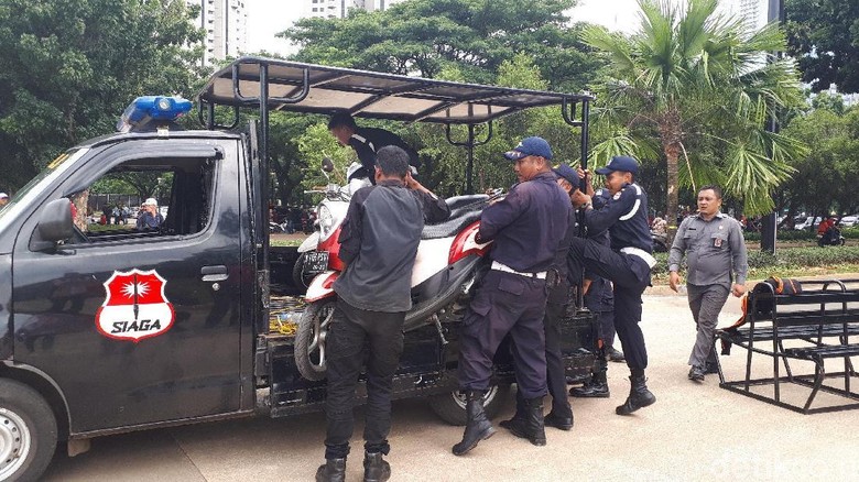 Parkir Sembarangan di SUGBK Jelang Indonesia Vs Islandia, Motor Ini Diciduk Parkir Sembarangan di SUGBK Jelang Indonesia Vs Islandia, Motor Ini Diciduk