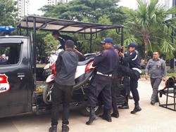 Parkir Sembarangan di SUGBK Jelang Indonesia Vs Islandia, Motor Ini Diciduk