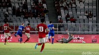 Islandia malah berhasil menambah gol lewat penalti Hansamu membuat pelanggaran. Sepakan pelan Gudmundsson pada menit ke-65 gagal diantisipasi Andritany yang mengira bola bergerak ke arah kiri.