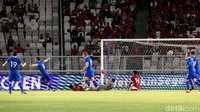 Pada injury time babak pertama, Gudmundsson menyamakan kedudukan. Pemain Eindhoven berusia 20 tahun itu mencetak gol lewat sepakan ringan setelah berhasil melewati Rezaldi Hehanusa Hansamu Yama, dan Fachruddin.