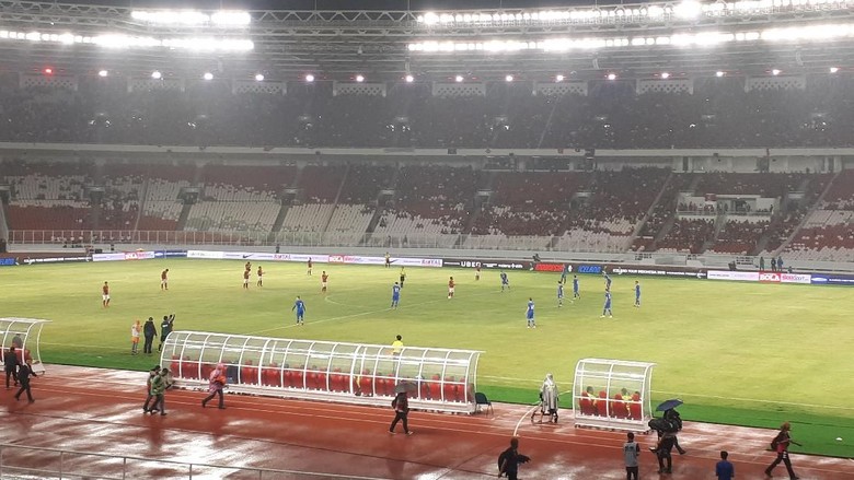 Ketika Ketua PSSI Disambut dengan Keinginan Revolusi oleh Suporter di SUGBK Ketika Ketua PSSI Disambut dengan Keinginan Revolusi oleh Suporter di SUGBK