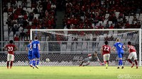 Gudmunsson mencetak hattrick. Dia berhasil menjebol gawang Andritany pada menit ke-75. Tak ada perubahan skor hingga wasit meniup peluit panjang. Indonesia kandas 1-4.