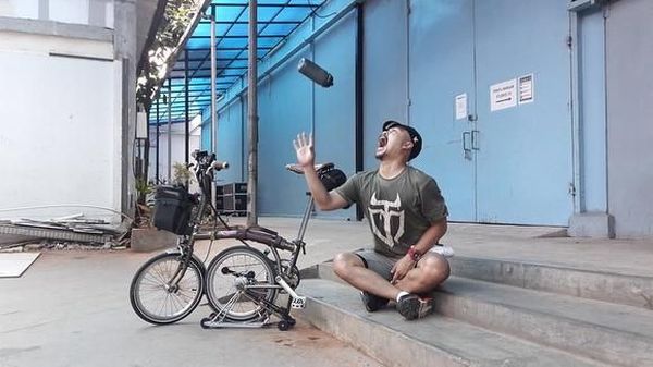 Potret Komedian Wendi Cagur Nge-gowes ke Lokasi Kerja, Sehat Banget!