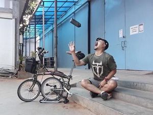 Potret Komedian Wendi Cagur Nge-gowes ke Lokasi Kerja, Sehat Banget!