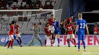 Tapi, Islandia tampil lebih dominan. Beberapa kali gawang Andritany dalam situasi berbahaya. Situasi Indonesia makin berat saat Gudmundsson dimasukkan pada menit ke-27. Pemain yang tampil oke di Stadion Maguwoharjo itu menggantikan Arnór Ingvi Traustason.
