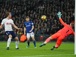 Setelah bikin gol di menit ke-47, Kane kembali membobol gawang Everton di menit ke-59. Foto: Eddie Keogh/Reuters
