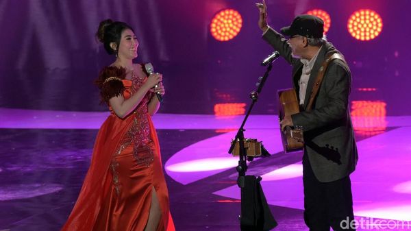 Aksi Via Vallen Mengajak Iwan Fals Dangdutan