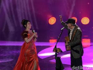 Aksi Via Vallen Mengajak Iwan Fals Dangdutan
