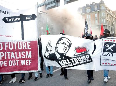 Foto: Aksi Protes di Swiss Tolak Rencana Kedatangan Trump
