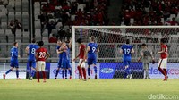 Pasukan Garuda malah kebobolan di menit ke-59. Bermula dari sepak pojok Gudmundsson yang disambar oleh Ottar Karlsson. Tembakan Karlsson masih membentur tiang, namun dapat dimanfaatkan oleh Arnor Smarason. Oleh Smarason ditembak dengan ringan dan terjadi gol. Indonesia ketinggalan 1-2.