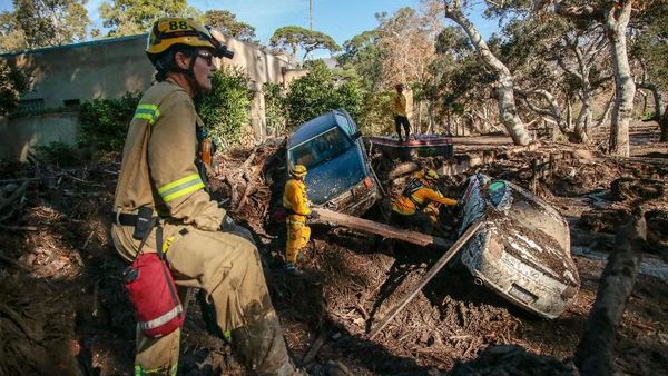Foto: Kerja Keras Petugas Bersihkan Sisa-sisa Longsor California