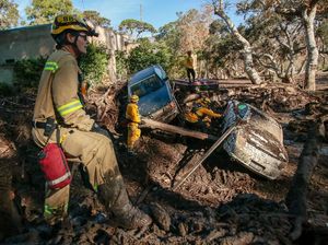 Foto: Kerja Keras Petugas Bersihkan Sisa-sisa Longsor California