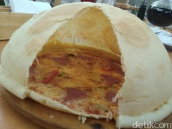 Sensasi Unik Menikmati Pizza Volcano yang Dipanggang dengan Tungku di Kota Cirebon