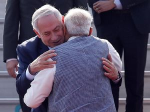 Foto: Pelukan PM India untuk Netanyahu di New Delhi